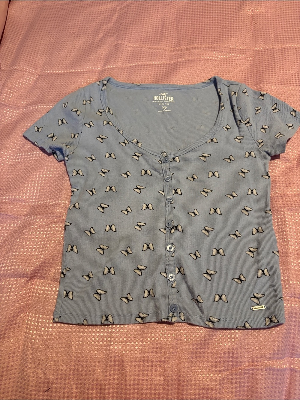 Hollister Must-Have Collection Butterfly
Baby Tee Size XS